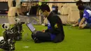 Seorang Programer robot mengecek robot yang akan bertanding di ajang RoboCup 2015 yang digelar di Hefei, provinsi Anhui, Cina (22/7/2015). Ajang RoboCup sebelumnya diselenggarakan di Brasil pada tahun lalu. (AFP/Stringer)