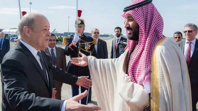 Putra Mahkota Arab Saudi, Pangeran Mohammed Bin Salman saat disambut oleh pejabat tinggi Prancis di Paris (8/4/2018) (Saudi Press Agency via Arab News)