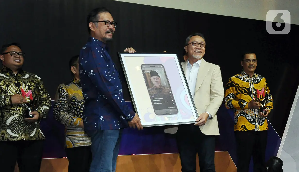 CEO Kapan Lagi Youniverse (KLY) Steve Christian (kiri) memberikan tampilan baru merdeka.com kepada Menteri Perdagangan Zulkifli Hasan pada ajang Merdeka Award 2023 di SCTV Tower, Jakarta, Rabu (30/8/2023). (merdeka.com/Imam Buhori)