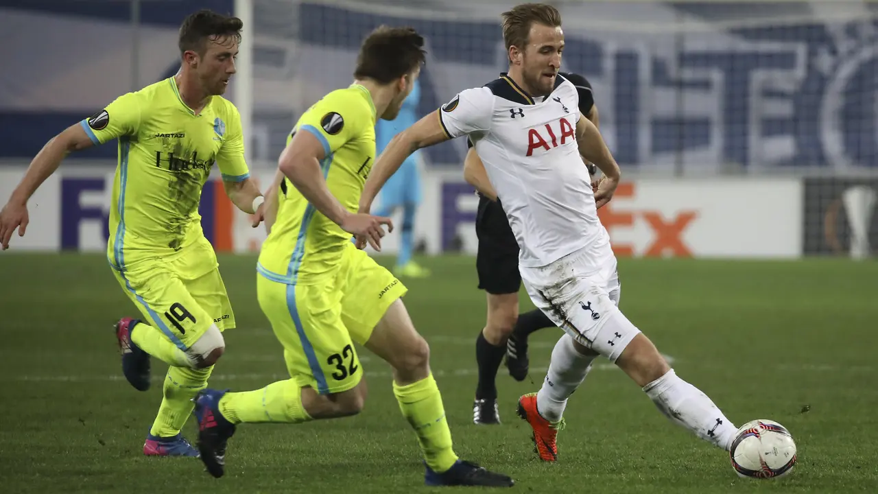 Striker Tottenham Hotspur Harry Kane (kanan) mencoba melewati duet Gent Brecht Dejaegere (kiri) dan Thomas Foket pada leg pertama babak 32 besar Liga Europa di Ghelamco Arena, Jumat (17/2/2017) dinihari WIB. 