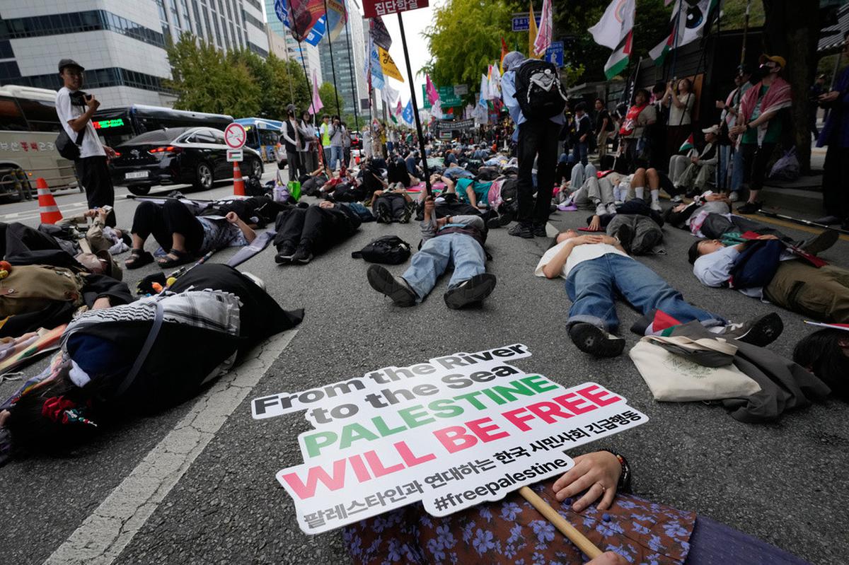 Aksi Die-In Pro-Palestina di Pusat Kota Seoul
