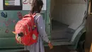 Seorang siswa Palestina berjalan menuju bus yang telah dialihfungsikan menjadi ruang kelas keliling di Khirbet Ibziq, dekat Kota Tubas, Tepi Barat, 8 Oktober 2020. Sebuah asosiasi lokal mengalihfungsikan sebuah bus menjadi perpustakaan dan ruang kelas keliling. (Xinhua/Ayman Nobani)