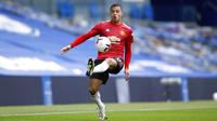 Penyerang Manchester United, Mason Greenwood, mengontrol bola saat melawan Brighton Hove Albion pada laga Liga Inggris, Sabtu (26/9/2020). Setan Merah menang dengan skor 3-2. (John Sibley/Pool via AP)