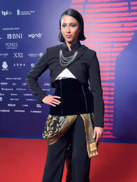 Aghniny Haque menunjukkan pesona elegan dan berwibawa dengan kebaya janggan model crop dipadukan dengan corset, batik, dan celana panjang hitamnya. Pakaiannya tersebut merupakan karya magis dari Yosafat. [@aghninyhaque].