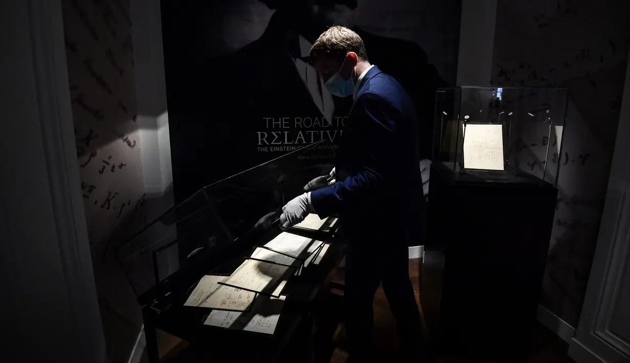 Naskah persiapan teori relativitas umum Albert Einstein ditampilkan saat presentasi sehari sebelum dilelang di Rumah Lelang Christie, Paris, Prancis, 22 November 2021. Dokumen setebal 54 halaman tersebut ditulis tangan pada tahun 1913 dan 1914 di Zurich, Swiss. (Alain JOCARD/AFP)