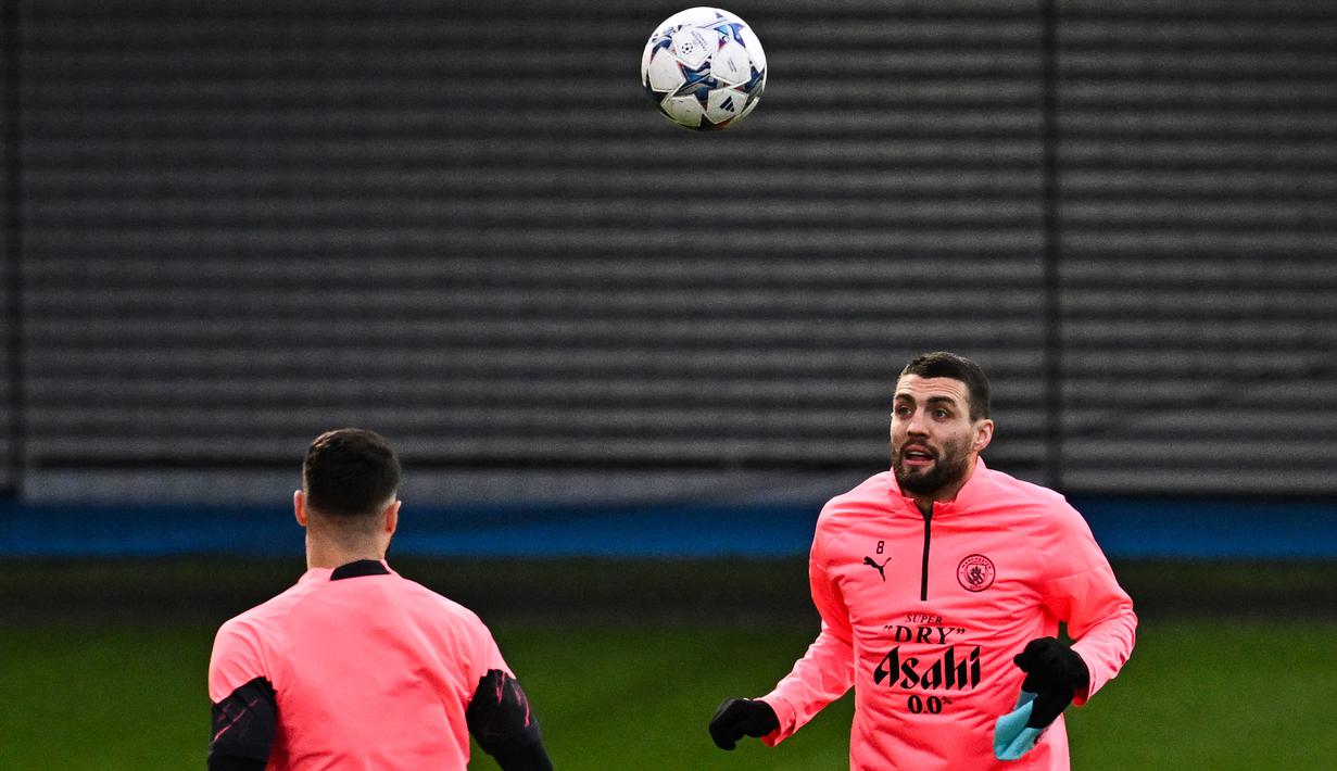 Gelandang Manchester City Mateo Kovacic menghadiri sesi latihan tim menjelang lanjutan Liga Champions di tempat latihan Manchester City di barat laut Inggris, Senin (27/11/2023). (Paul ELLIS / AFP)