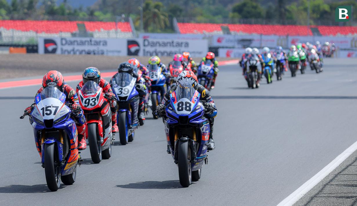 <p>Pembalap Yamaha Racing Indonesia, Candra Hermawan (kanan) memacu motornya di barisan depan saat Race 2 AP250 Asia Road Racing Championship (ARRC) Mandalika 2025 di Sirkuit Internasional Pertamina Mandalika, Lombok, NTB, Minggu (31/08/2025). (Bola.com/Bagaskara Lazuardi)</p>