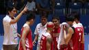 Pelatih basket putra Indonesia, Fictor Gideon Roring (kiri), terus memompa semangat pemain-pemainnya. (Bola.com/Arief Bagus)
