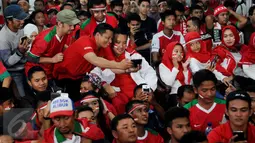 Seorang pendukung berselfie dengan Menpora Imam Nahrawi saat menyaksikan nobar Final Piala AFF 2016 antara Indonesia melawan Thailand di  Kemenpora, Jakarta, (17/12). (Liputan6.com/Gempur M Surya)