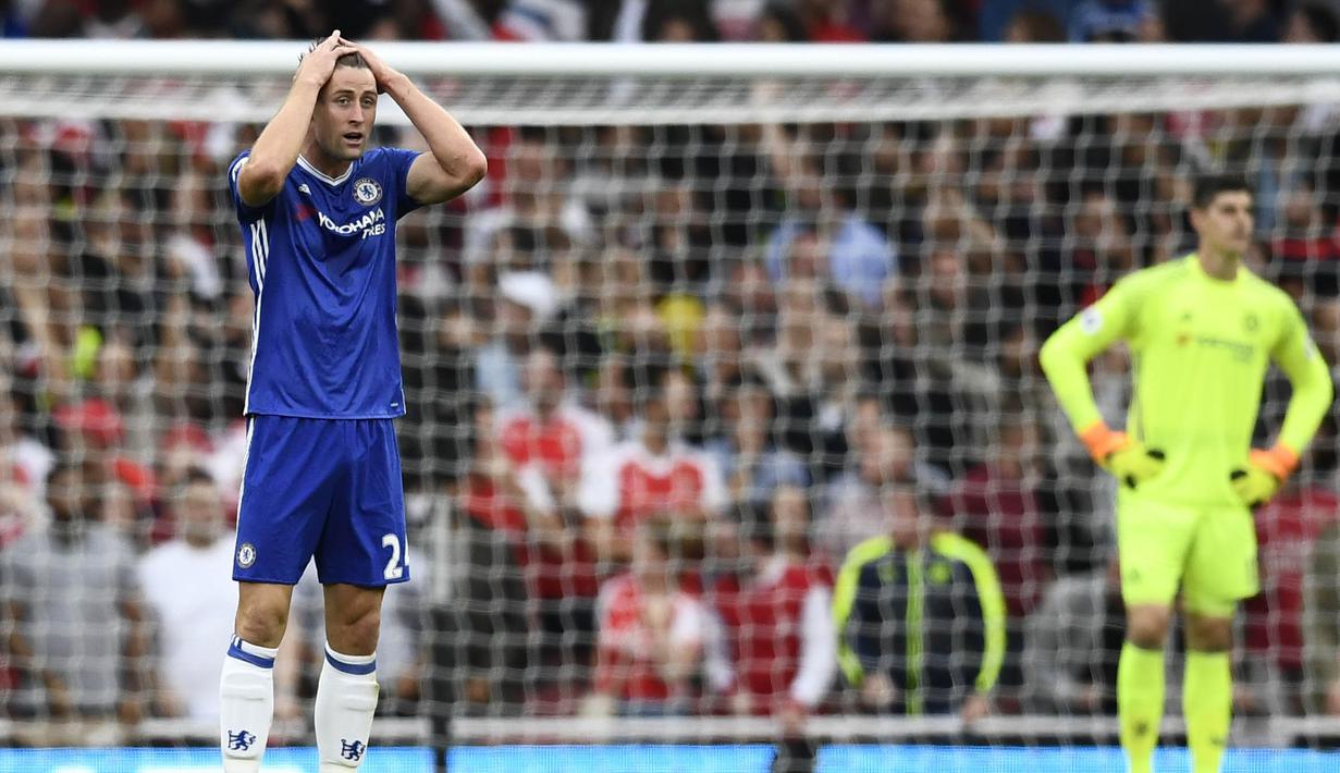Ekspresi pemain Chelsea, Gary Cahill saat gagal mengantisipasi bola yang berbuah gol dari kaki pemain Arsenal, Alexis Sanchez pada lanjutan Premier League di Emirates Stadium, Minggu (25/9/2016) dini hari WIB. (Reuters/Dylan Martinez)
