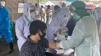 Rapid test yang dilakukan tenaga meis terhadap para pedagang di Pasar Pinasungkulan Karombasan, Manado.