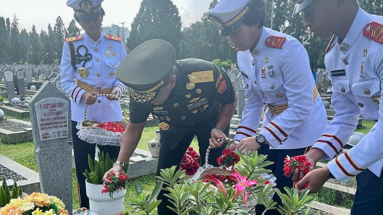 Menggunakan seragam dinasnya, Totok terlihat sempat melakukan prosesi tabur bunga di atas makam sang mertua.