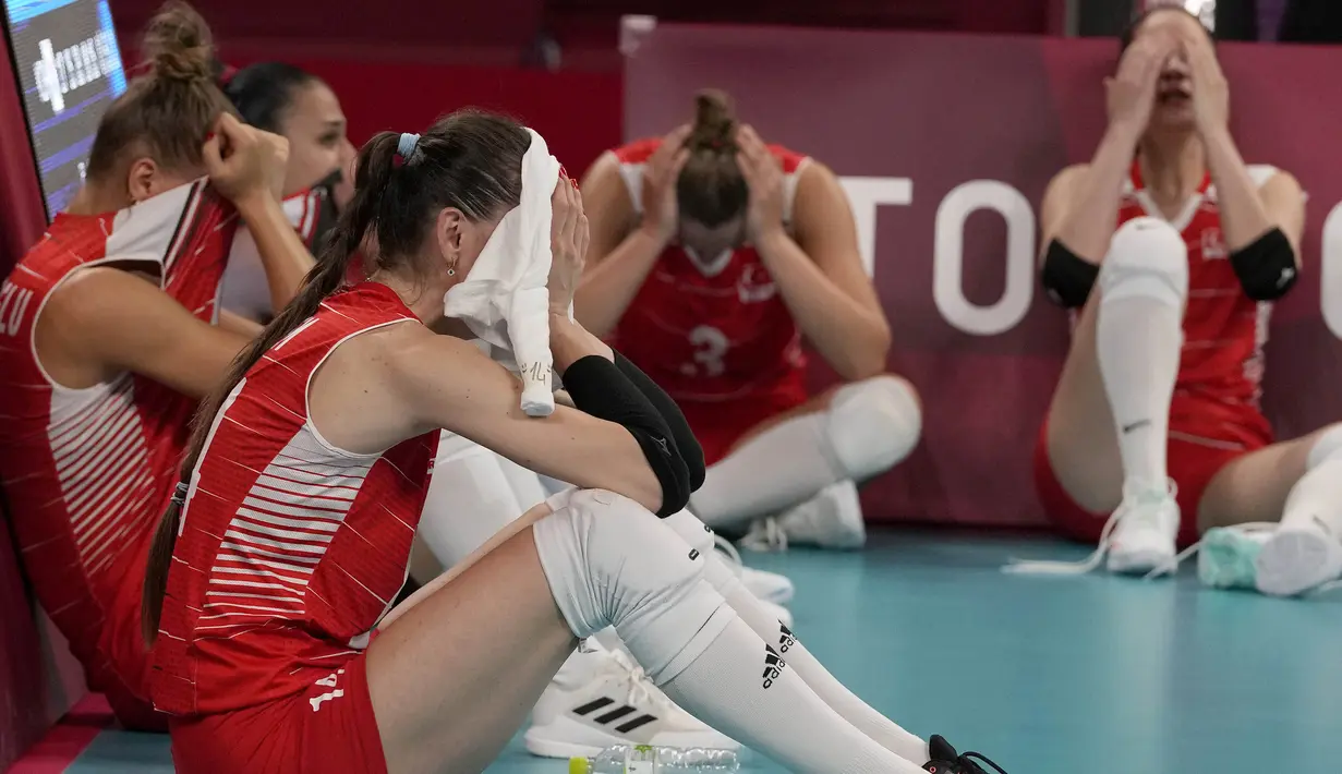 Para pemain Turki menutupi wajahnya setelah timnya kalah dari Korea Selatan dalam pertandingan perempat final bola voli putri di Olimpiade Musim Panas 2020 di Tokyo, Jepang, Rabu (4/8/2021). Turki kalah 2-3 (25-17, 17-25, 26-28, 25-18, 13-15) atas Korea Selatan. (AP Photo/Frank Augstein)