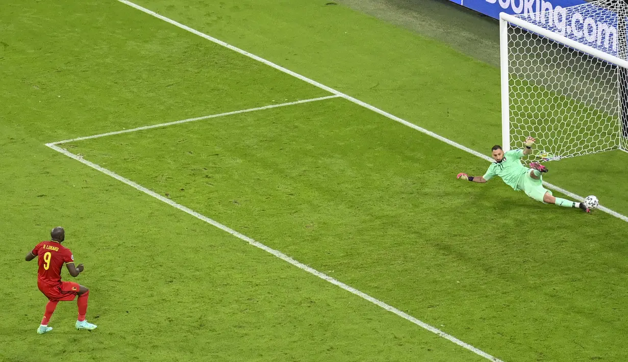 Penyerang timnas Belgia, Romelu Lukaku mencetak gol pertama timnya dari titik penalti pada babak perempat final Euro 2020 / 2021 di Allianz Arena, Munich, Sabtu (3/7/2021) dinihari WIB. Italia sukses melenggang ke semifinal usai mendepak Belgia 2-1. (Stuart Franklin/Pool Photo via AP)