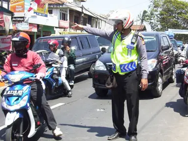 Citizen6, Garut: Polsek Malangbong beserta Polres Garut, terapkan One Way di pasar tumpah Lewo, Desa Sukaratu, Kecamatan Malangbong, Garut. (Pengirim: Dede Dian Iskandar) 
