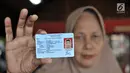 Warga menunjukkan e-KTP baru dibuat saat pelayanan Bina Kependudukan di Rusun Petamburan, Jakarta, Rabu (26/6/2019). Operasi Biduk Dinas Dukcapil Jakarta Pusat dari 14-24 Juni 2019 mencatat 3.491 jiwa merupakan pendatang baru dari luar Jakarta pasca Idul Fitri 1440 H. (merdeka.com/Iqbal S. Nugroho)