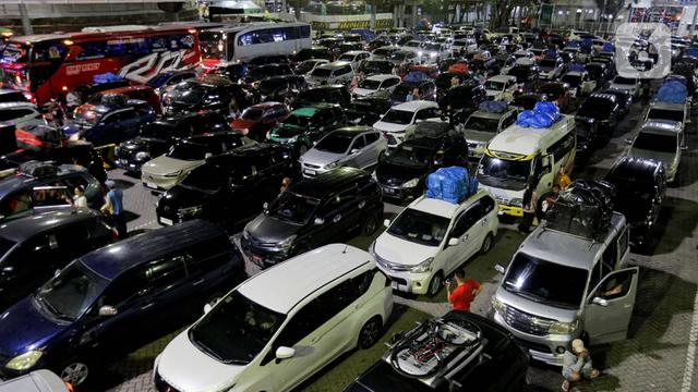 Ribuan Kendaraan Pemudik Padati Pelabuhan Merak Banten