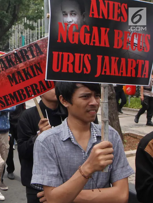 Massa dari Pergerakan Pemuda Jakarta (PPJ) melakukan aksi unjuk rasa di depan Balaikota, Jakarta, Senin (5/11). PPJ mengkritik realisasi rumah DP nol terkesan dipaksakan. (Merdeka.com/Arie Basuki)