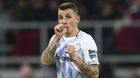 Pemain Everton, Lucas Digne, melakukan selebrasi usai membobol gawang Burnley pada laga Premier League di Stadion King Power, Rabu (26/12). (AP/Dave Thompson)