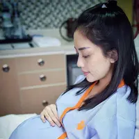 "#ourstory “ Anaknya Bapak... Kamu sudah mengajarkan arti penantian yang kadang susah diakui walau menginginkannya dengan sangat “ tulis Aldi sambil mengendong anak laki-lakinya. (Instagram/aldi4bragi)