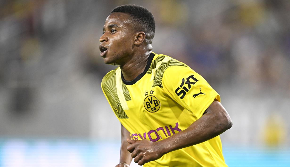 Borussia Dortmund tak pernah kehabisan stok striker muda. Setelah Erling Haaland pergi, mereka sekarang memiliki Youssoufa Moukoko. Pemain berusia 18 tahun itu mendapat bayaran 49,200 pounds per pekannya. (Denis Poroy/Getty Images/AFP)