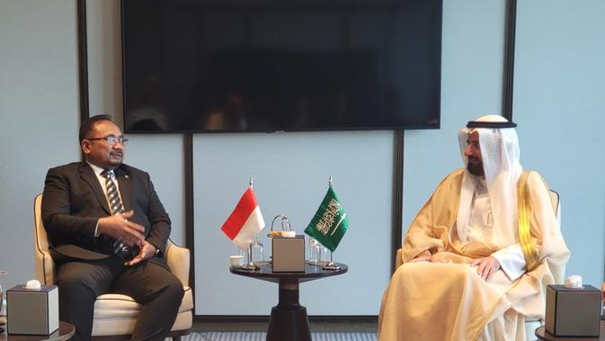 Menag Yaqut Cholil Qoumas bersama Menteri Haji dan Umrah Arab Saudi Tawfiq F Al Rabiah di Jeddah. (Dokumentasi Kemenag)