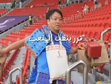 Suporter asal Jepang itu kompak membersihkan sampah usai acara selesai. Saat bersamaan, penonton lain meninggalkan Stadion Al Bayt Qatar.  (Liputan6.com/IG/@omr94).