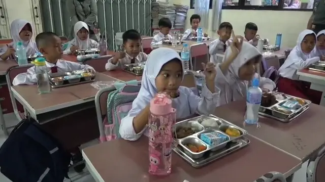 Program makan bergizi gratis (MBG) di SDN Lengkong Wetan 01, Tangerang Selatan (Tangsel), Senin (6/1/2025).