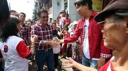 Cawagub DKI Jakarta, Djarot Saiful Hidayat menyalami warga saat melakukan blusukan di Jelambar Timur, Jakarta Barat, Jumat (6/1). Djarot mengaku puas melihat kondisi Kali Mookervart saat dirinya blusukan ke Jelambar Timur (Liputan6.com)