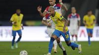 Bintang Brasil Neymar dan pemain Chile Sebastian Vegas memperebutkan bola dalam pertandingan perempat final Copa America di Stadion Nilton Santos, Rio de Janeiro, Sabtu, 3 Juli 2021. (AP Photo/Silvia Izquierdo)