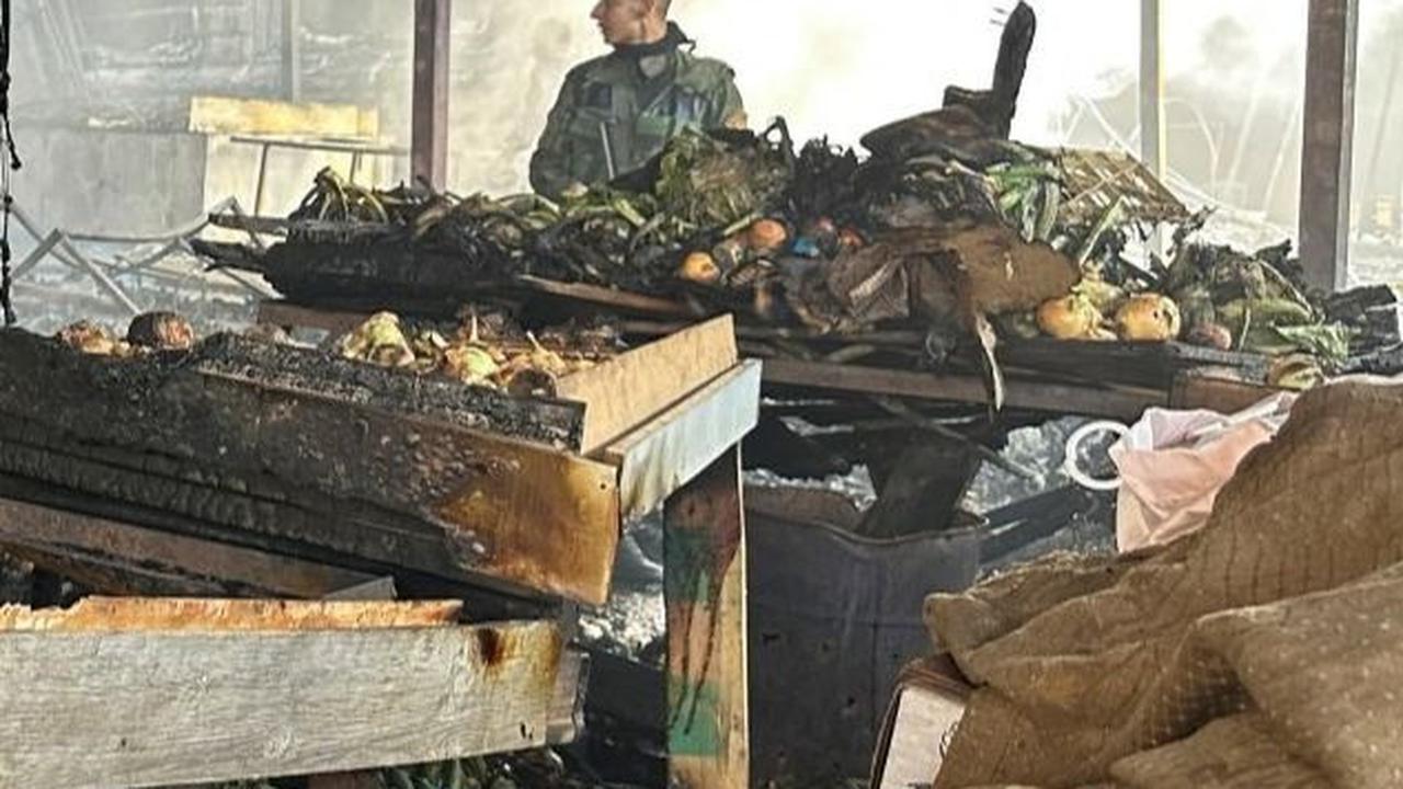 Kondisi pasar tersebut terlihat hangus dengan asap yang masih mengepul. Foto: REUTERS / Ali Sawafta<br>
