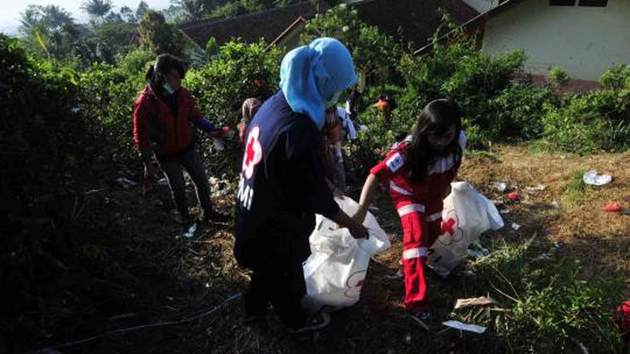 Warga dan Tim SAR punguti sampah di kawasan Gunung Salak
