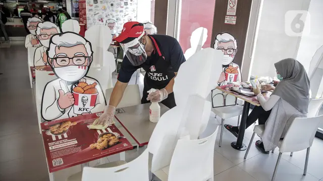 FOTO: Restoran Cepat Saji Terapkan Physical Distancing