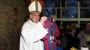 Kardinal Jorge Mario Bergoglio, sekarang Paus Fransiskus, berfoto dengan memegang jersey klub sepak bola San Lorenzo di Buenos Aires, 24 Mei 2011. (AFP/Juan Ayala)