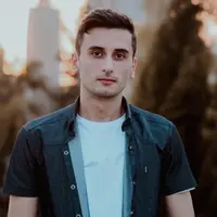 Ilustrasi Potongan Rambut Pria Lurus Tipis (Credit: Zanyar Ibrahim/Unsplash)