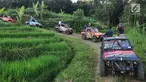 Wisatawan menaiki jip semi-terbuka saat berkeliling di Desa Wisata Kaki Langit Mangunan, Bantul, Yogyakarta (4/5). Desa Wisata Kaki Langit Mangunan yang baru berjalan hampir setahun ini dikelola warga setempat. (Merdeka.com/Arie Basuki)