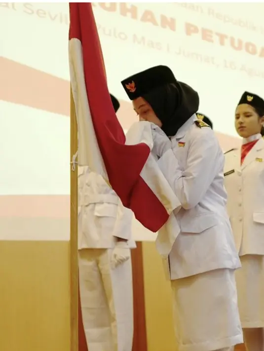 Sang adik juga tampak begitu khidmat dalam upacara pengukuhan.[Foto: Instagram/  @Putri Rionaldo Stokhorst]