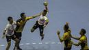 Atlet bola tangan Indonesia, Gilang Wiguna, berusaha memasukan bola saat melawan Hongkong pada laga Grup C Asian Games di GOR Popki, Jakarta Timur, Senin (13/8/2018). Indonesia kalah 17-40 atas Hongkong. (Bola.com/Vitalis Yogi Trisna)