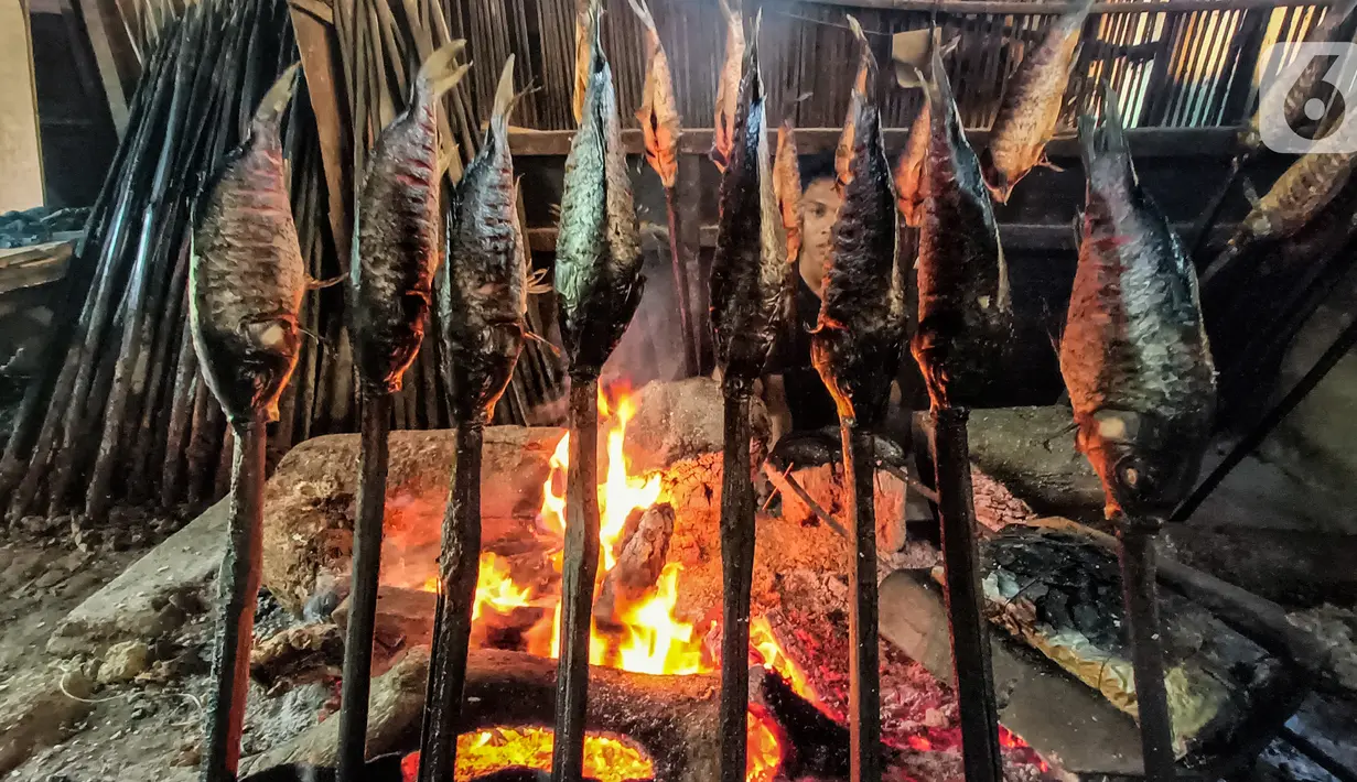 Deretan ikan mas yang diasapkan menggunakan kayu bakar di Setu Tujuh Muara Sawangan, Depok, Minggu (19/06/2022). Proses pengasapan ikan yang memakan waktu sekitar 7 jam ini harus dipesan 1-2 hari sebelum disantap dan dijual dengan harga Rp85.000 per kilogram. (Liputan6.com/Fery Pradolo)