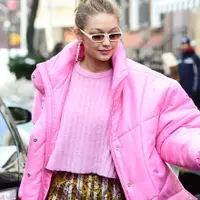 Jauh dari kesan girly, dominasi warna pink pada total look ini tampak berbeda. (Sumber foto: www.vogue.com)