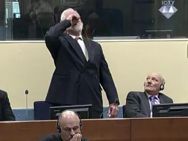 Gambar dari video memperlihatkan mantan Jenderal perang Kroasia Bosnia, Slobodan Praljak meminum racun pada persidangan yang dipimpin hakim PBB di Den Haag, Rabu (29/11). Praljak bunuh diri dengan minum racun setelah upaya bandingnya ditolak (ICTY via AP)