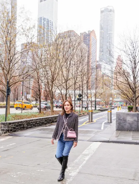 Penampilannya pun dipermanis dengan sepatu boots dan sling bag warna pink senada dengan blazer yang dikenakannya.  [@shandyaulia]