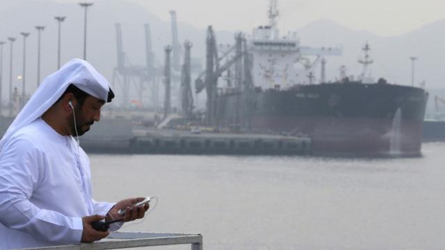 Seorang warga berada di tepi Pelabuhan Fujairah (AFP/Karim Sahib)