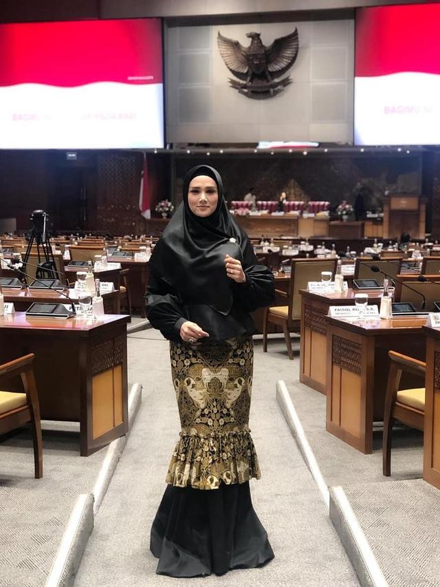 7 Gaya Mulan Jameela Jalani Hari Jadi Anggota DPR, Selalu Jadi Sorotan