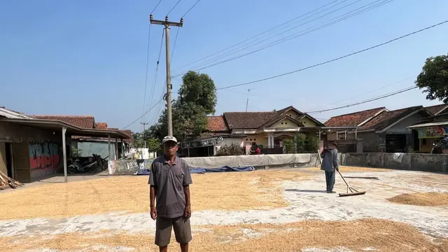 Oming (70), Pemilik Usaha Penggilingan Padi di Jonggol