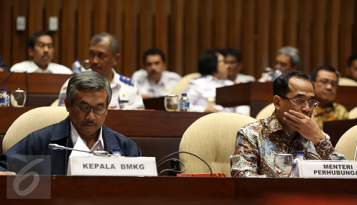 Menteri Perhubungan Budi Karya Sumadi bersama Kepala BMKG Andi Eka Sakya saat mengikuti raker dengan  Komisi V DPR RI di Jakarta, Kamis (8/12). Rapat ini juga membahas perkembangan terkini bencana gempa bumi di Aceh. (Liputan6.com/Johan Tallo)