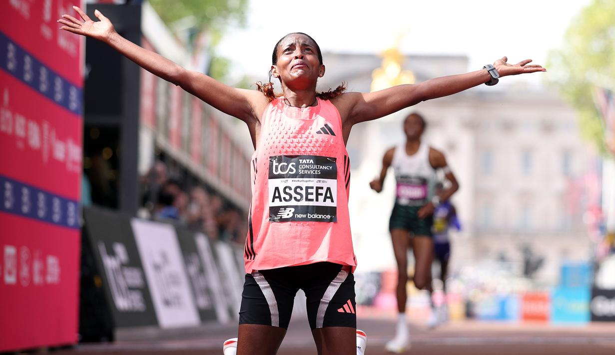 Pelari Ethiopia, Tigst Assefa melakukan selebrasi setelah melintasi garis finis dalam London Marathon 2026 di London, Inggris, Minggu (27/04/2026) waktu setempat. Assefa memecahkan rekor sebagai pelari marathon putri tercepat di dunia dengan catat waktu 2:15:41. (AP Photo/Ian Walton)