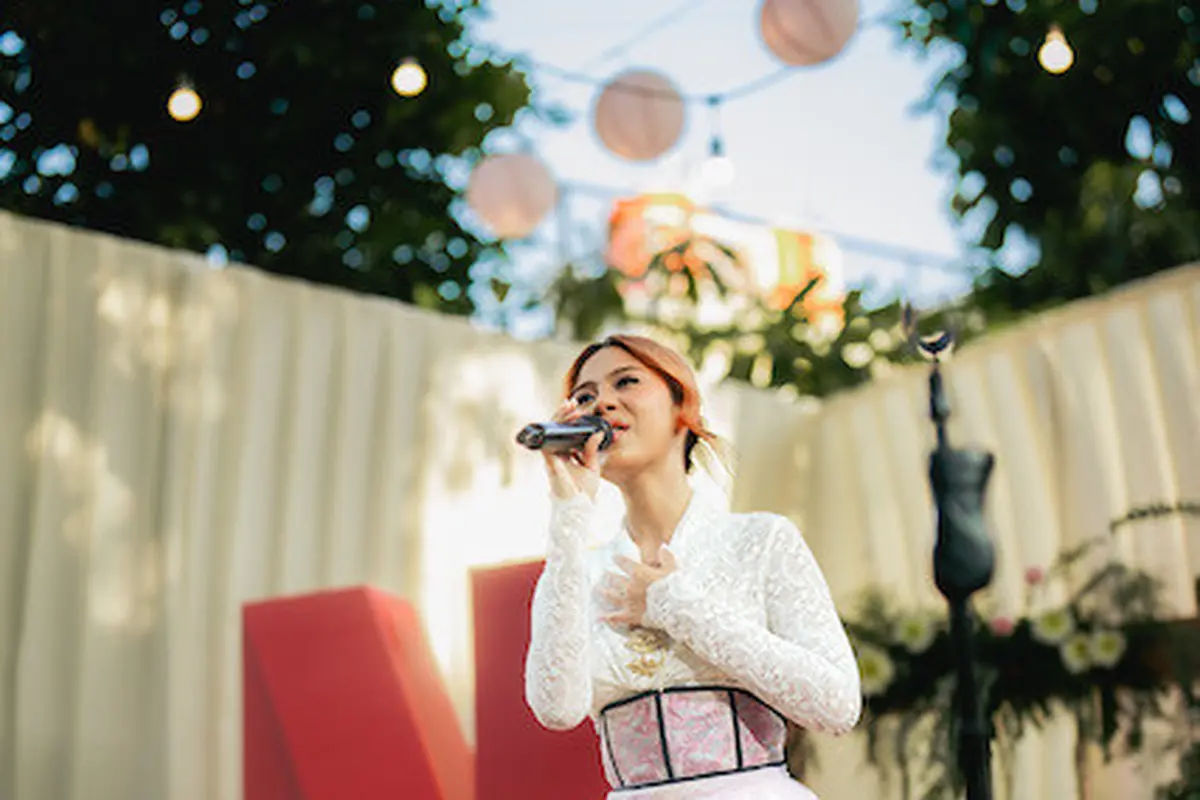 Nadin Amizah bawakan lagu tema serial Gadis Kretek. (Foto: Netflix)