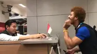 Atlet asal Irak menggoda petugas imigrasi sebelum pulang dari Indonesia setelah Asian Games 2018 (Twitter @Denandos6)