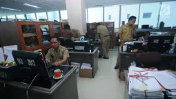 Sejumlah pegawai Pemerintahan Provinsi DKI Jakarta melakukan aktivitas kerja di Balai Kota, Jakarta, Senin (3/7). Mulai Senin (3/7), seluruh instansi pemerintahan masuk kerja usai libur Lebaran. (Liputan6.com/Gempur M Surya)